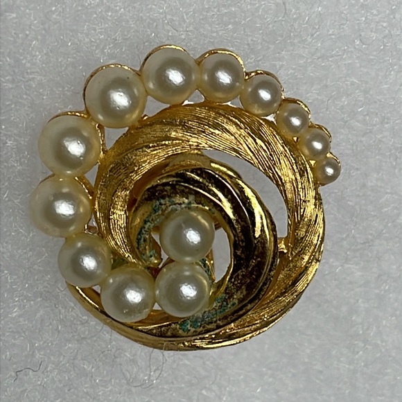 Trifari Single - Picture 2 of 8